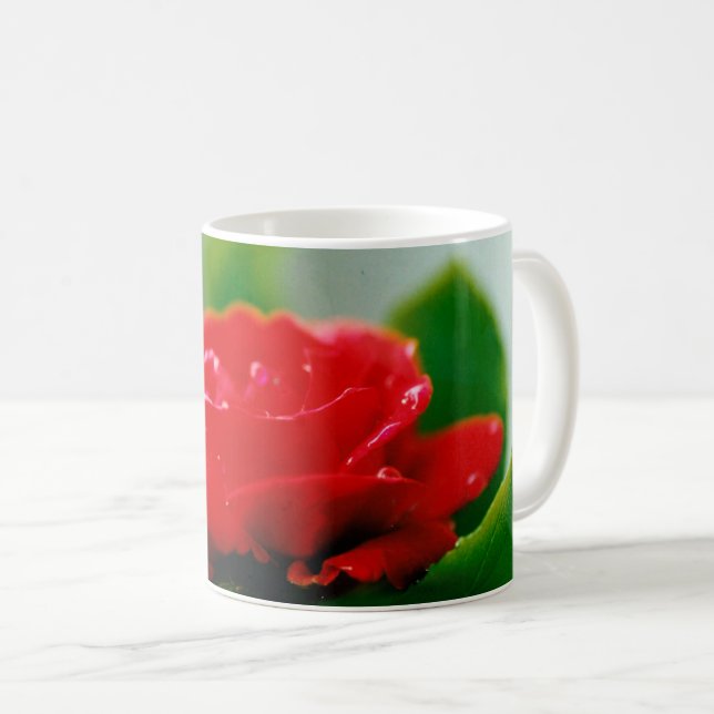 Morgengrauen rote Rose mit Taubstropfen Kaffeetasse (VorderseiteRechts)