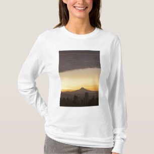 Morgenhimmel über Portland und Mt. Hood, Oregon T-Shirt