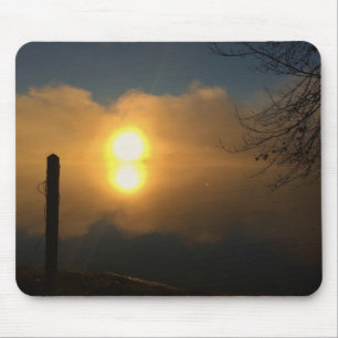 Morgenlicht über stillen Gewässern Mousepad