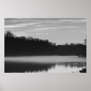 Morgennebel an einem Fluss in Schwarzweiß Poster
