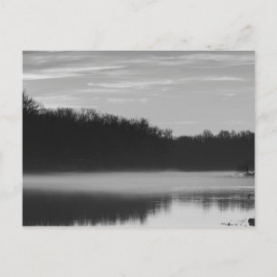 Morgennebel auf einem Fluss in Schwarzweiß Postkarte