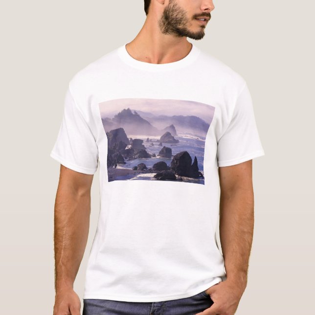 Morgennebel entlang der Küste von Oregon bei Nesik T-Shirt (Vorderseite)