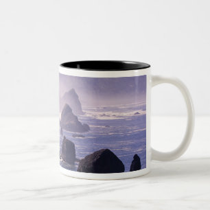 Morgennebel entlang der Küste von Oregon bei Nesik Zweifarbige Tasse