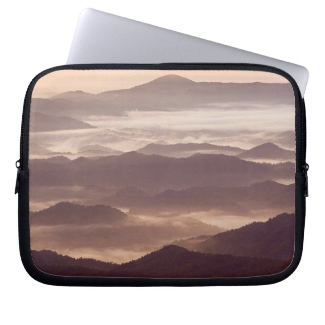Morgennebel im Süden Appalachen Laptopschutzhülle (Vorderseite)