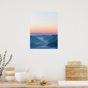 Morgennebel und magischer Himmel vor Sonnenaufgang Poster
