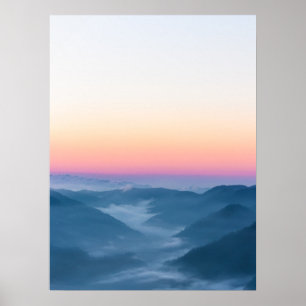 Morgennebel und magischer Himmel vor Sonnenaufgang Poster