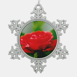 Morgenrote Rote Rose bedeckt mit Tautropfen Schneeflocken Zinn-Ornament