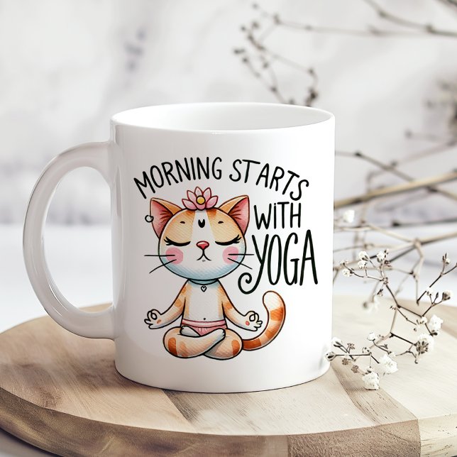 "Morgens beginnt mit Yoga" Funny Cat Lover Kaffeetasse ("Morning Starts with Yoga" Funny Cat Lover's Coffee Mug on a boho kitchen table with tiny flowers)