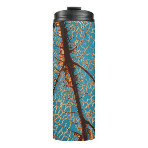 Morgens brauner Baum unter blauem Himmel Thermosbecher