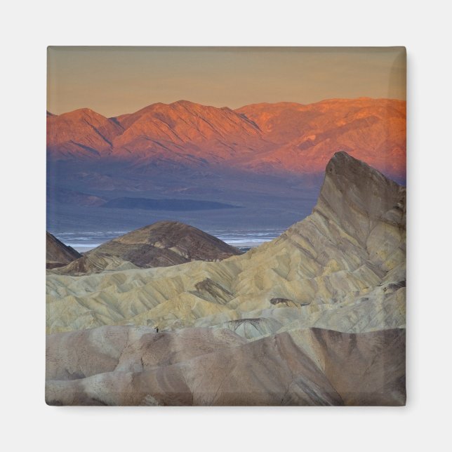 Morgens erstes Licht auf Zabriskie Point und Magnet (Vorne)