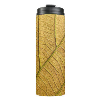 Morgens goldgelbes Blatt Muster.  Thermosbecher