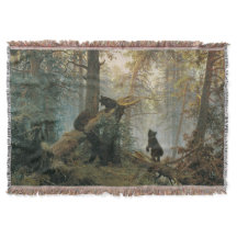 Morgens in einem Kiefernwald