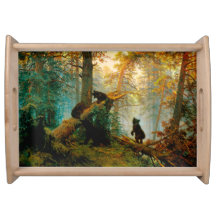 Morgens in einem Pinienwald Bären mit Cubs Shishki