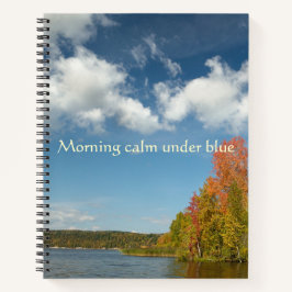 Morgenstille unter blauem Herbstseeufer  Notizbuch