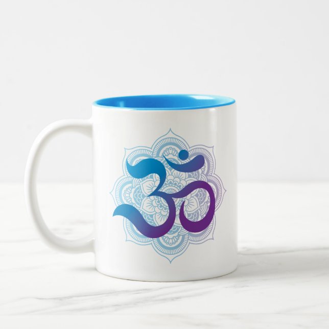Morning Mantra Lila Blue Om Zweifarbige Tasse (Links)