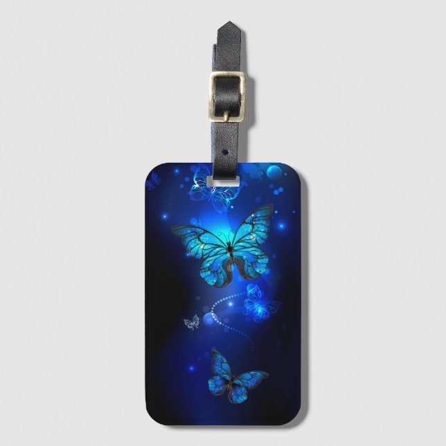 Morpho Butterfly im dunklen Hintergrund Gepäckanhänger (Vorderseite Vertikal)