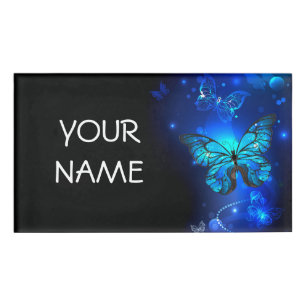 Morpho Butterfly im dunklen Hintergrund Namenschild
