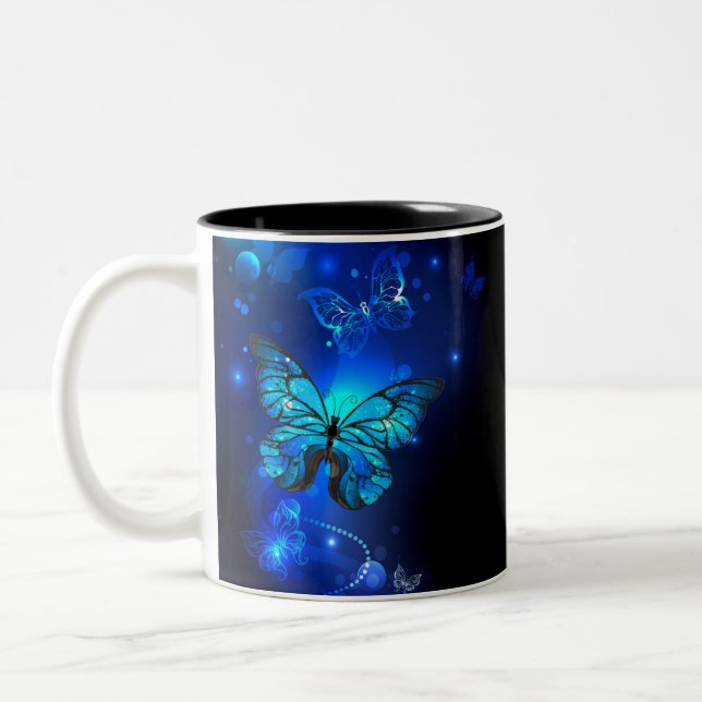 Morpho Butterfly in the Dark Background Zweifarbige Tasse (Links)