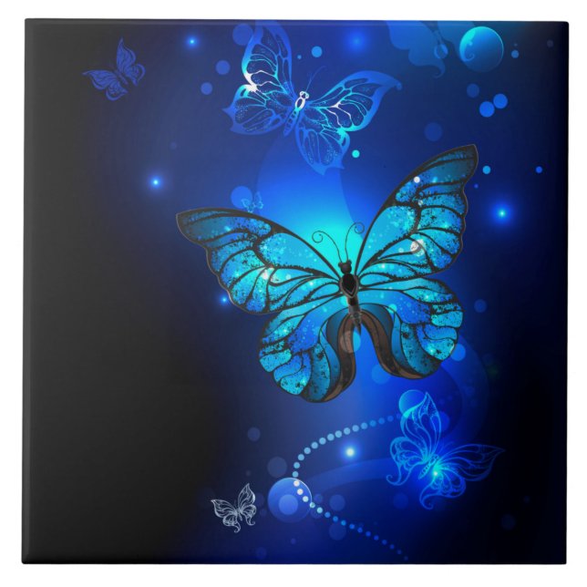 Morpho-Schmetterling im dunklen Hintergrund Fliese (Vorderseite)