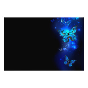 Morpho-Schmetterling im dunklen Hintergrund Fotodruck