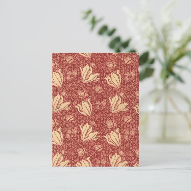 Morris Inspiriert Lily Blume Botanical Red Textile Postkarte (Stehend Vorderseite)