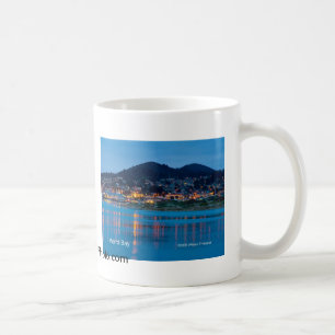 Morro Bucht nach dunklen Kalifornien-Produkten Tasse