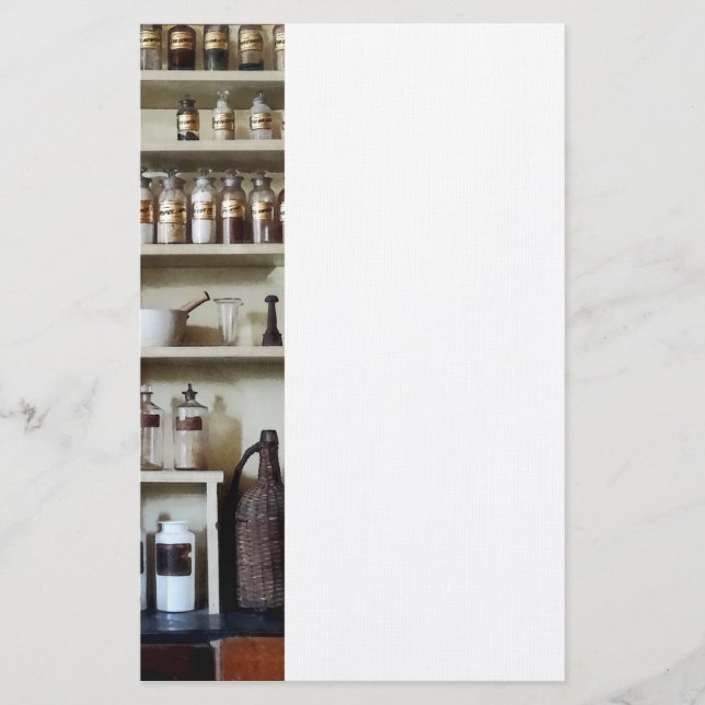 Mörser und Stampfe und Flaschen auf Regalen Briefpapier (Vorderseite)