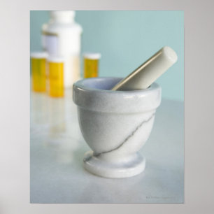 Mortar und Pestle, Flaschen im Hintergrund Poster