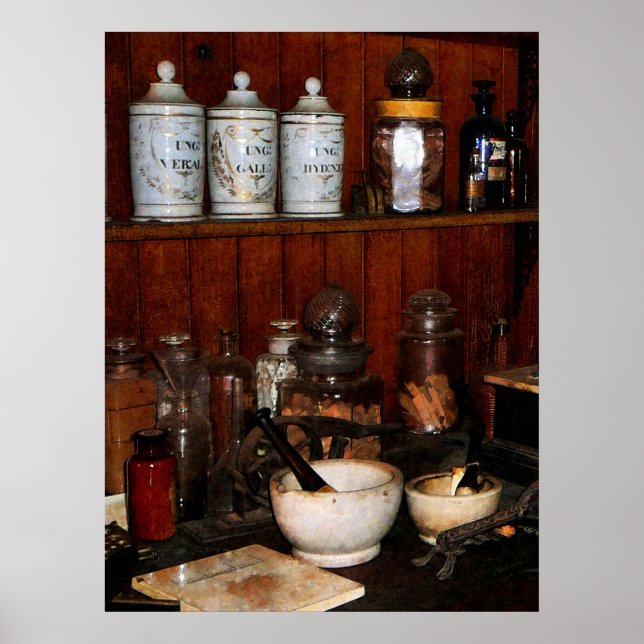 Mortar und Pestle im Arzneimittelgeschäft Poster (Vorne)