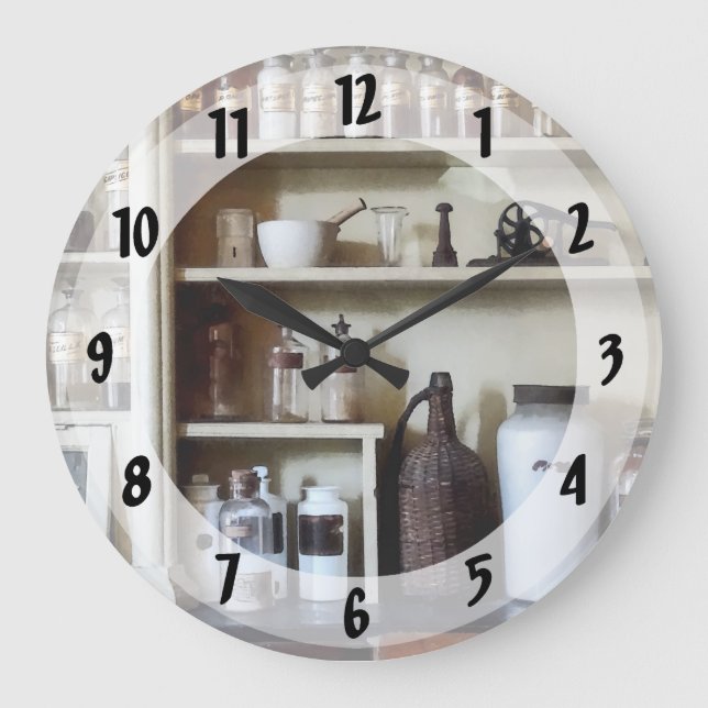 Mortar und Pestle und Flaschen auf den Regalen Große Wanduhr (Vorderseite)