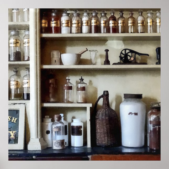 Mortar und Pestle und Flaschen auf den Regalen Poster (Vorne)