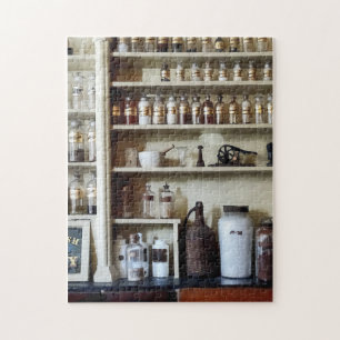 Mortar und Pestle und Flaschen auf den Regalen Puzzle