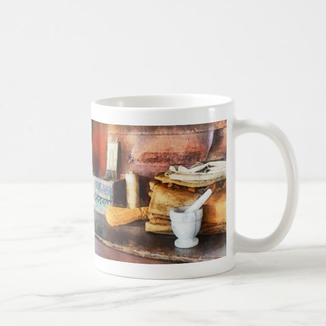 Mortar und Pestle und Kakaoschachtel Tasse (Rechts)