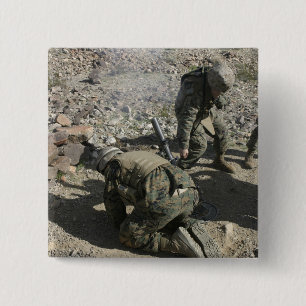 Mortarmen Abdeckung ihre Ohren und wenden ihre Button