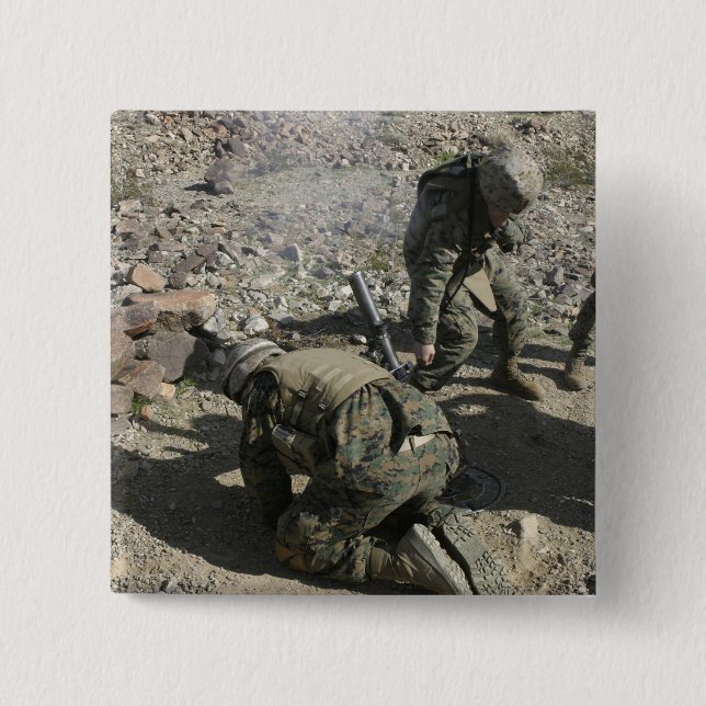 Mortärmen bedecken ihre Ohren und verhüten ihre Au Button (Vorderseite)