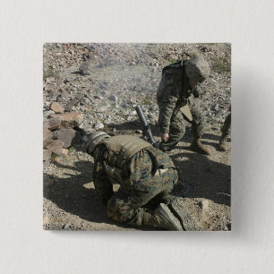 Mortärmen bedecken ihre Ohren und verhüten ihre Au Button