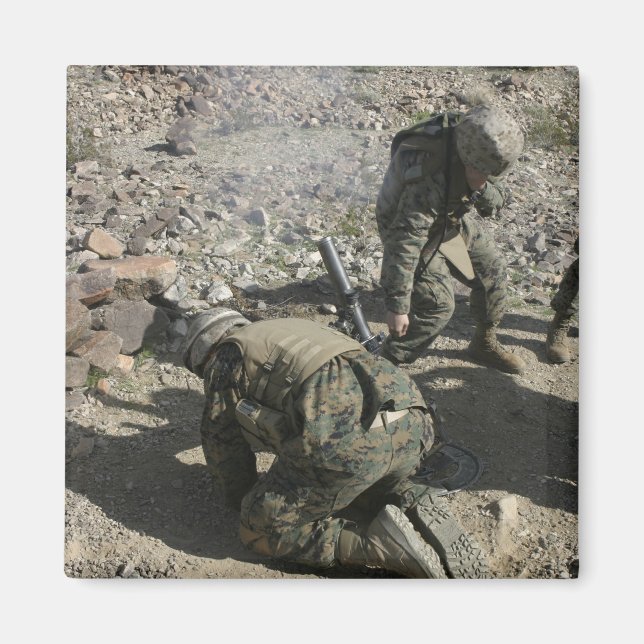 Mortärmen bedecken ihre Ohren und verhüten ihre Au Magnet (Vorne)