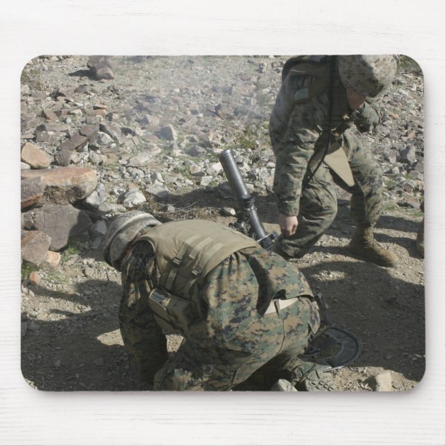 Mortärmen bedecken ihre Ohren und verhüten ihre Au Mousepad (Vorne)