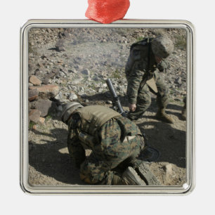 Mortärmen bedecken ihre Ohren und verhüten ihre Au Ornament Aus Metall