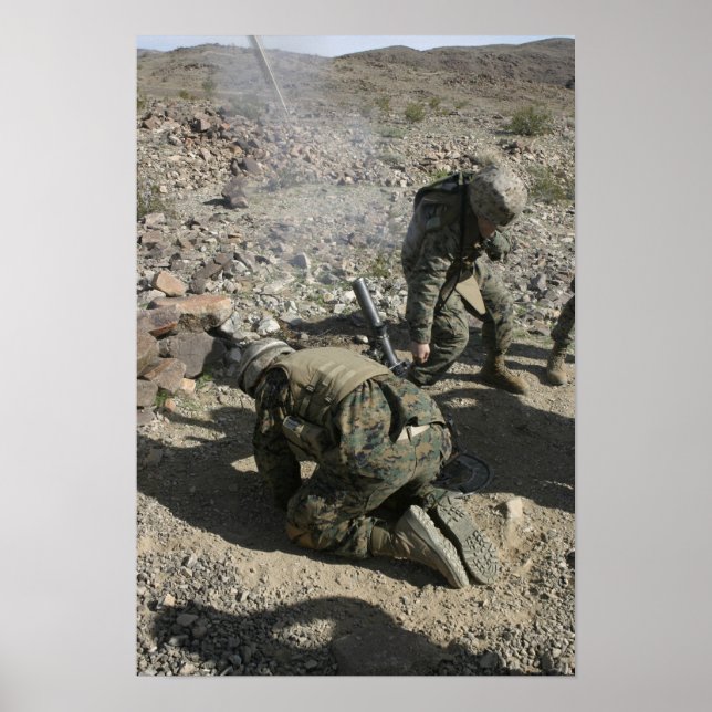 Mortärmen bedecken ihre Ohren und verhüten ihre Au Poster (Vorne)