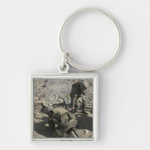 Mortärmen bedecken ihre Ohren und verhüten ihre Au Schlüsselanhänger