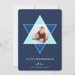 Mosaic Star | Hanukkah-Foto Feiertagskarte<br><div class="desc">Die elegante und moderne Hanukkah-Fotokarte bietet ein beliebtes Foto-Set in einem Stern von David,  das mit hellen Blautönen für einen einzigartigen Mosaikeffekt auf einem reichen marinen Hintergrund akzentuiert ist. "Happy Hanukkah" erscheint unter der modernen,  sauberen weißen Schrift. Personalisieren Sie Ihre Namen ganz unten.</div>