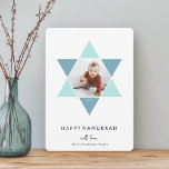 Mosaic Star | Hanukkah-Foto Feiertagskarte<br><div class="desc">Die elegante und moderne Hanukkah-Fotokarte bietet ein beliebtes Foto-Set in einem Stern von David,  das mit hellen Blautönen für einen einzigartigen Mosaikeffekt auf weißem Hintergrund akzentuiert ist. "Happy Hanukkah" erscheint unter der modernen,  sauberen weißen Schrift. Personalisieren Sie Ihre Namen ganz unten.</div>