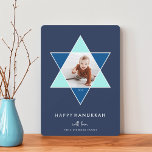 Mosaic Star | Hanukkah-Foto Feiertagskarte<br><div class="desc">Die elegante und moderne Hanukkah-Fotokarte bietet ein beliebtes Foto-Set in einem Stern von David,  das mit hellen Blautönen für einen einzigartigen Mosaikeffekt auf einem reichen marinen Hintergrund akzentuiert ist. "Happy Hanukkah" erscheint unter der modernen,  sauberen weißen Schrift. Personalisieren Sie Ihre Namen ganz unten.</div>