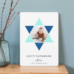 Mosaic Star | Hanukkah Foto Holiday Feiertagskarte<br><div class="desc">Die elegante und moderne Hanukkah-Fotokarte bietet ein beliebtes Foto-Set in einem Stern von David,  das mit hellen Blautönen für einen einzigartigen Mosaikeffekt auf weißem Hintergrund akzentuiert ist. "Happy Hanukkah" erscheint unter der modernen,  sauberen weißen Schrift. Personalisieren Sie Ihre Namen ganz unten.</div>