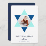 Mosaic Star | Hanukkah Foto Holiday Feiertagskarte<br><div class="desc">Die elegante und moderne Hanukkah-Fotokarte bietet ein beliebtes Foto-Set in einem Stern von David,  das mit hellen Blautönen für einen einzigartigen Mosaikeffekt auf weißem Hintergrund akzentuiert ist. "Happy Hanukkah" erscheint unter der modernen,  sauberen weißen Schrift. Personalisieren Sie Ihre Namen ganz unten.</div>
