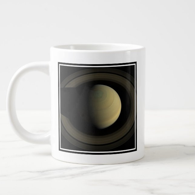 Mosaik des Planeten Saturn und seiner wichtigsten  Jumbo-Tasse (Links)