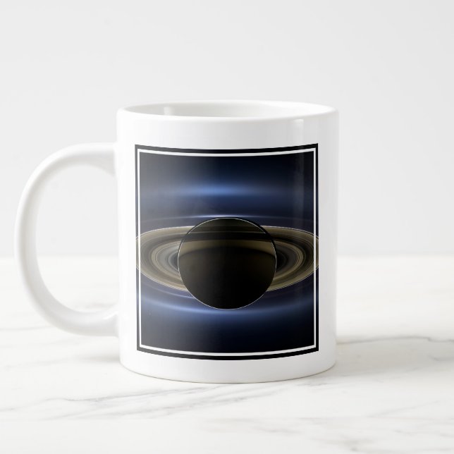 Mosaik des Saturn-Systems, das von der Sonne zurüc Jumbo-Tasse (Links)