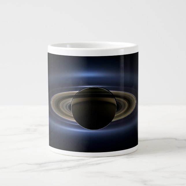 Mosaik des Saturn-Systems, das von der Sonne zurüc Jumbo-Tasse (Vorderseite)