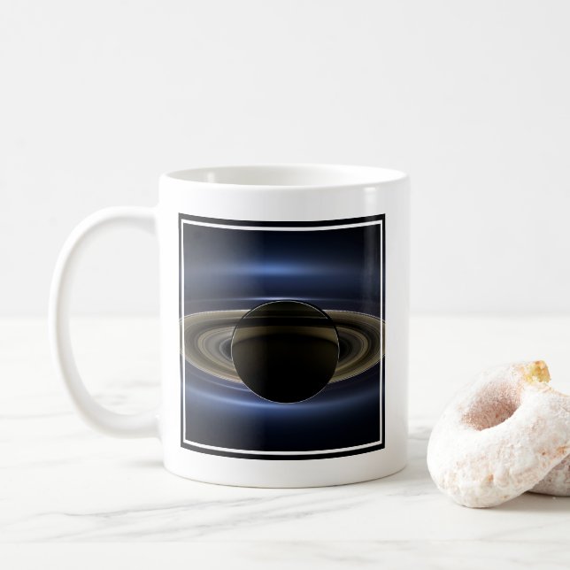 Mosaik des Saturn-Systems, das von der Sonne zurüc Kaffeetasse (Mit Donut)